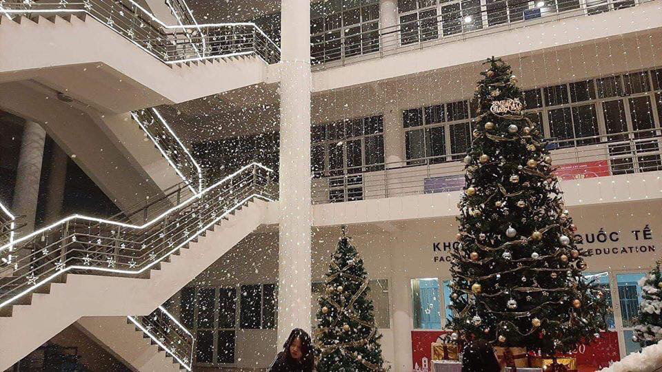 Trường nh&agrave; người ta trang tr&iacute; Gi&aacute;ng sinh: Rực s&aacute;ng cả một v&ugrave;ng trời, lại c&ograve;n c&oacute; tuyết phủ k&iacute;n trong sảnh to&agrave; nh&agrave; - Ảnh 2.