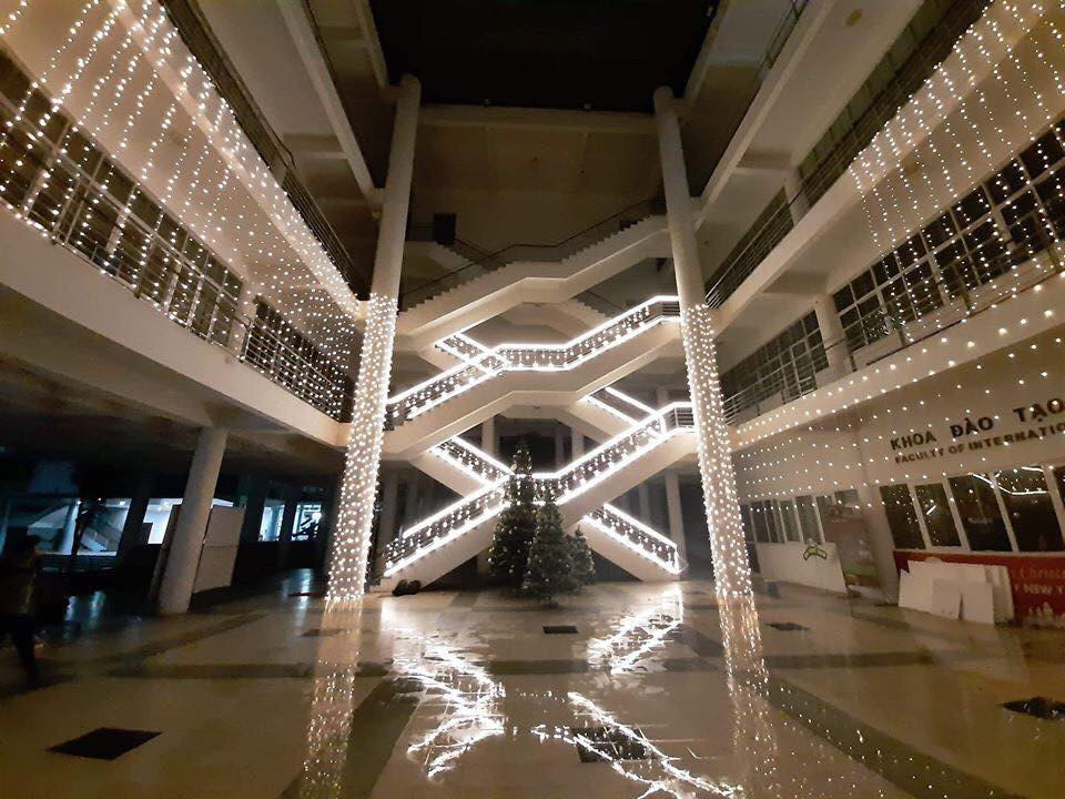 Trường nh&agrave; người ta trang tr&iacute; Gi&aacute;ng sinh: Rực s&aacute;ng cả một v&ugrave;ng trời, lại c&ograve;n c&oacute; tuyết phủ k&iacute;n trong sảnh to&agrave; nh&agrave; - Ảnh 3.