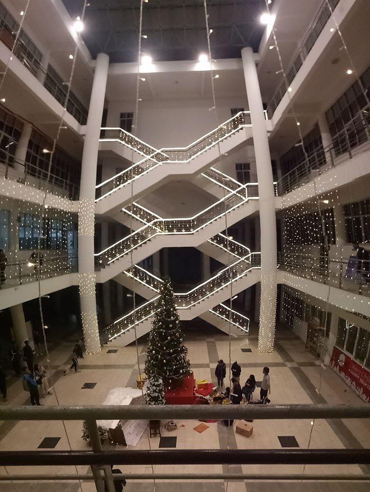 Trường nh&agrave; người ta trang tr&iacute; Gi&aacute;ng sinh: Rực s&aacute;ng cả một v&ugrave;ng trời, lại c&ograve;n c&oacute; tuyết phủ k&iacute;n trong sảnh to&agrave; nh&agrave; - Ảnh 5.