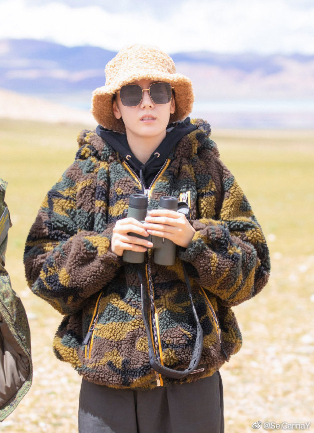 Mũ bucket lông cừu mà Angela Baby, Nhiệt Ba và cả loạt sao Hoa ngữ cùng mê mẩn, đây đúng là item hot nhất mùa lạnh này - Ảnh 2.
