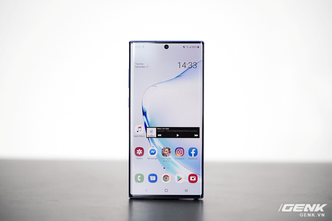 Cảm nhận m&agrave;u mới tr&ecirc;n Galaxy Note10+ Aura Blue: Kh&ocirc;ng theo xu hướng chuyển m&agrave;u, c&agrave;ng ra nắng c&agrave;ng thấy đẹp hơn - Ảnh 2.