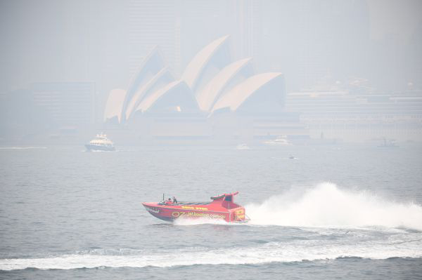  Cái giá phải trả cho biến đổi khí hậu: Đến Sydney cũng mờ mịt khói mù, không còn bầu trời trong xanh hấp dẫn du khách  - Ảnh 2.