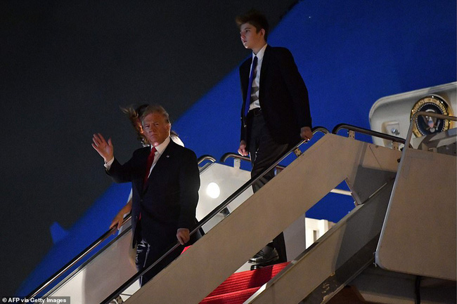  Barron Trump đốn tim hàng ngàn người hâm mộ, tỏa sáng như một ngôi sao và làm lu mờ cả nữ thần Nhà trắng Ivanka  - Ảnh 1.