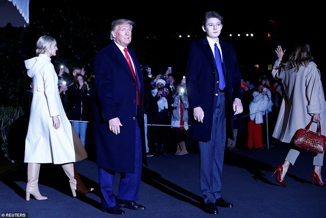  Barron Trump đốn tim hàng ngàn người hâm mộ, tỏa sáng như một ngôi sao và làm lu mờ cả nữ thần Nhà trắng Ivanka  - Ảnh 2.