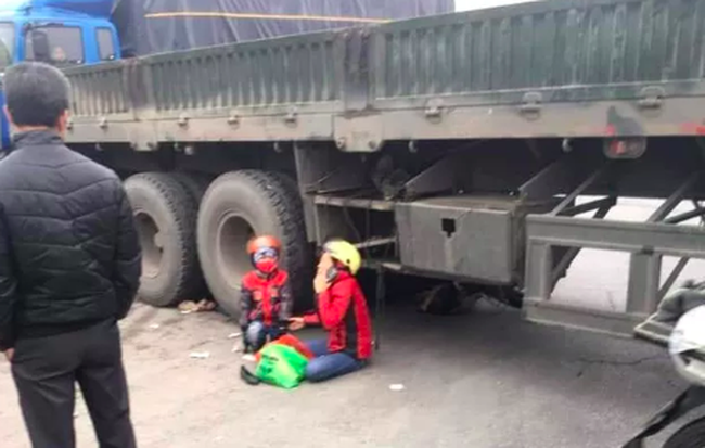 Mẹ g&agrave;o kh&oacute;c trong tuyệt vọng khi chứng kiến cảnh con g&aacute;i 5 tuổi bị xe container đ&acirc;m tử vong  - Ảnh 1.