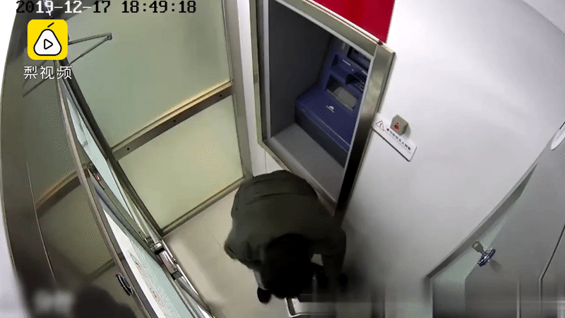  Định trộm tiền nhưng lại bị nhốt kín trong cây ATM, gã đàn ông hoảng loạn làm đủ mọi cách để thoát ra  - Ảnh 3.