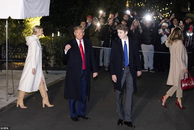  Barron Trump đốn tim hàng ngàn người hâm mộ, tỏa sáng như một ngôi sao và làm lu mờ cả nữ thần Nhà trắng Ivanka  - Ảnh 4.