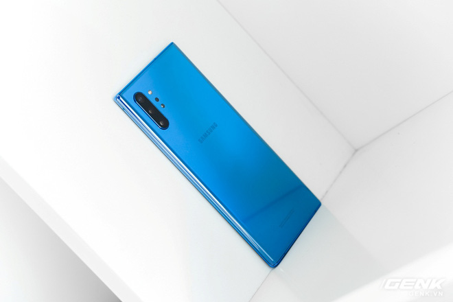 Cảm nhận m&agrave;u mới tr&ecirc;n Galaxy Note10+ Aura Blue: Kh&ocirc;ng theo xu hướng chuyển m&agrave;u, c&agrave;ng ra nắng c&agrave;ng thấy đẹp hơn - Ảnh 9.