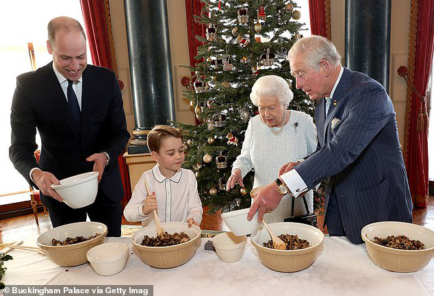 Cả 4 thế hệ của Hoàng gia Anh tề tựu trong cùng một bức ảnh nhưng mọi sự chú ý đều dành cho tiểu Hoàng tử Geogre - Ảnh 2.