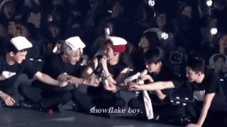 Đang yên đang lành, EXO tự nhiên rủ nhau ngồi nhậu luôn trên sân khấu concert khiến fan mắt chữ A, mồm chữ O - Ảnh 3.