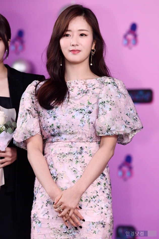 Thảm đỏ KBS Entertainment Awards: Yoo Jae Suk lộ diện hậu bê bối, mỹ nhân Vườn sao băng lấn át Apink và quân đoàn sao - Ảnh 13.