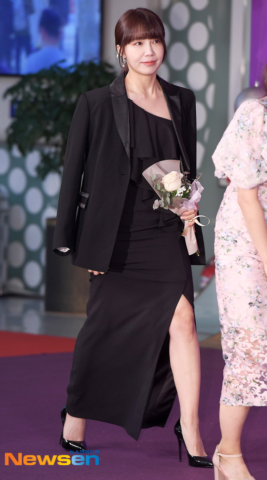 Thảm đỏ KBS Entertainment Awards: Yoo Jae Suk lộ diện hậu bê bối, mỹ nhân Vườn sao băng lấn át Apink và quân đoàn sao - Ảnh 14.
