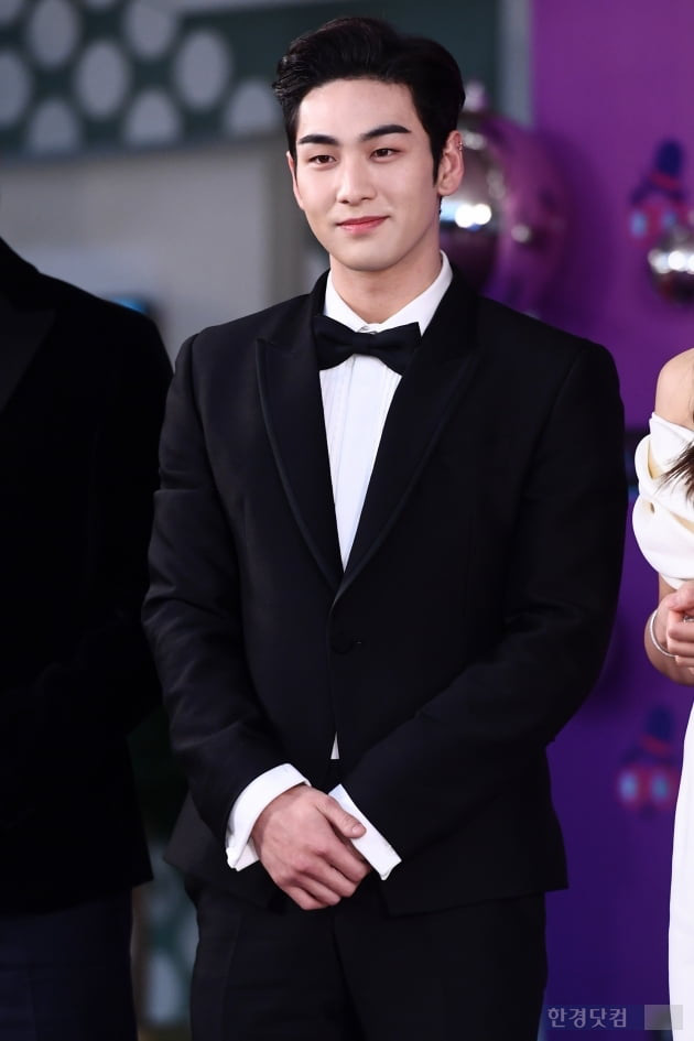 Thảm đỏ KBS Entertainment Awards: Yoo Jae Suk lộ diện hậu bê bối, mỹ nhân Vườn sao băng lấn át Apink và quân đoàn sao - Ảnh 21.
