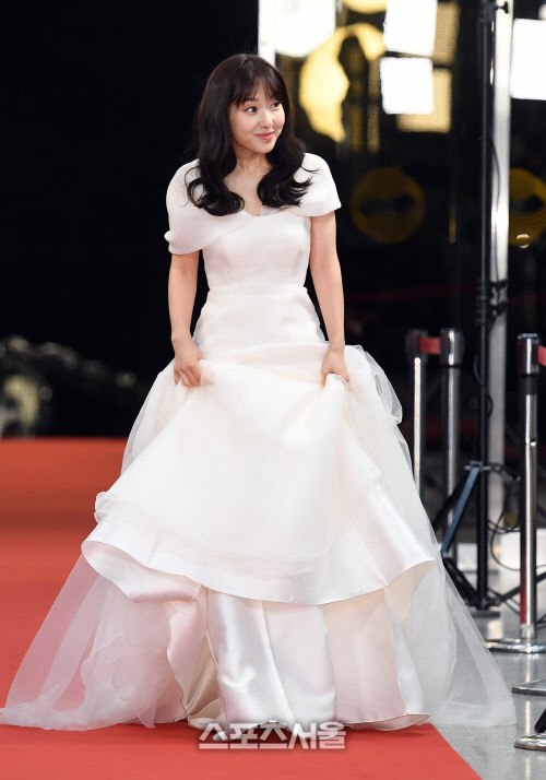 Thảm đỏ KBS Entertainment Awards: Yoo Jae Suk lộ diện hậu bê bối, mỹ nhân Vườn sao băng lấn át Apink và quân đoàn sao - Ảnh 27.