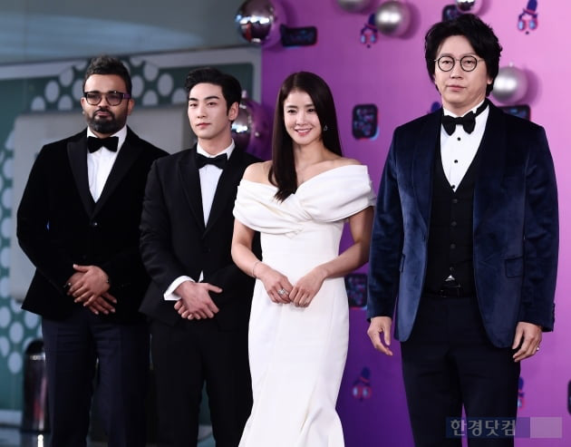 Thảm đỏ KBS Entertainment Awards: Yoo Jae Suk lộ diện hậu bê bối, mỹ nhân Vườn sao băng lấn át Apink và quân đoàn sao - Ảnh 7.