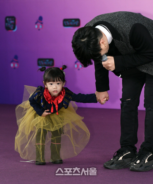 Thảm đỏ KBS Entertainment Awards: Yoo Jae Suk lộ diện hậu bê bối, mỹ nhân Vườn sao băng lấn át Apink và quân đoàn sao - Ảnh 29.
