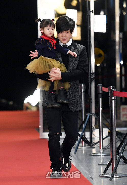 Thảm đỏ KBS Entertainment Awards: Yoo Jae Suk lộ diện hậu bê bối, mỹ nhân Vườn sao băng lấn át Apink và quân đoàn sao - Ảnh 30.