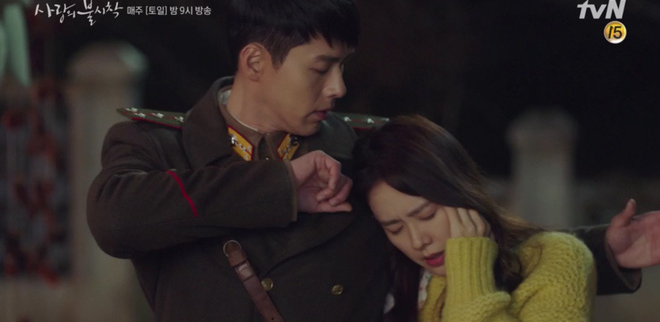 Học mánh thoát nguy từ phim Hàn Quốc, Hyun Bin hôn tài phiệt Son Ye Jin cực ngọt ở tập 3 Tình Yêu Hạ Cánh - Ảnh 1.