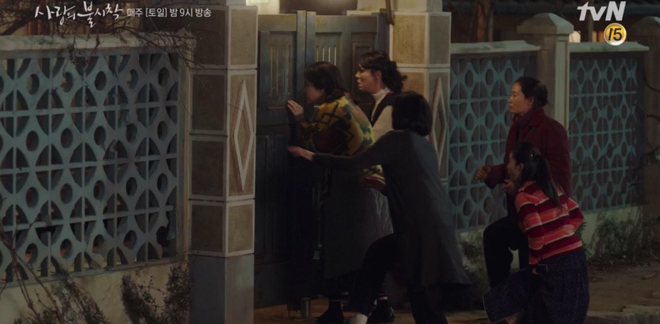 Học mánh thoát nguy từ phim Hàn Quốc, Hyun Bin hôn tài phiệt Son Ye Jin cực ngọt ở tập 3 Tình Yêu Hạ Cánh - Ảnh 4.