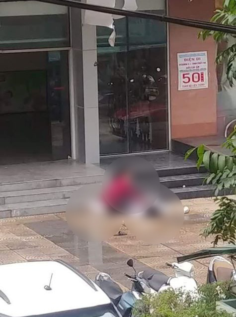 Người d&acirc;n kể lại gi&acirc;y ph&uacute;t kinh ho&agrave;ng khi ph&aacute;t hiện người phụ nữ trầm cảm rơi từ tầng cao to&agrave; chung cư xuống đất tử vong - Ảnh 1.