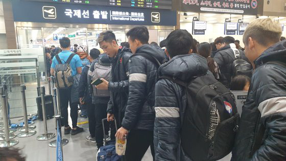 U23 Việt Nam rời Hàn Quốc về TPHCM mà không có HLV Park Hang-seo - Ảnh 2.