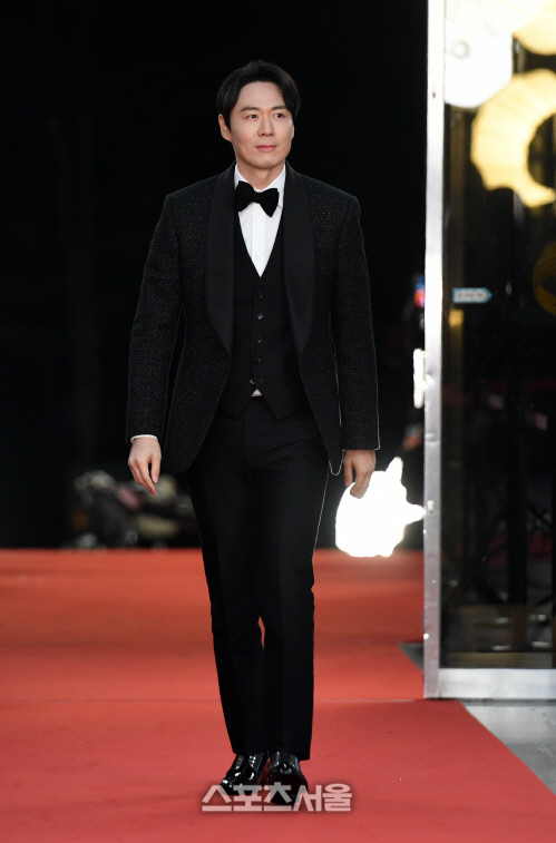 Thảm đỏ KBS Entertainment Awards: Yoo Jae Suk lộ diện hậu bê bối, mỹ nhân Vườn sao băng lấn át Apink và quân đoàn sao - Ảnh 33.