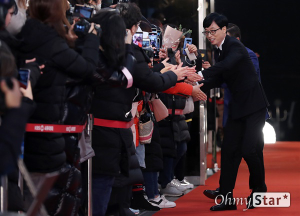 Thảm đỏ KBS Entertainment Awards: Yoo Jae Suk lộ diện hậu bê bối, mỹ nhân Vườn sao băng lấn át Apink và quân đoàn sao - Ảnh 1.