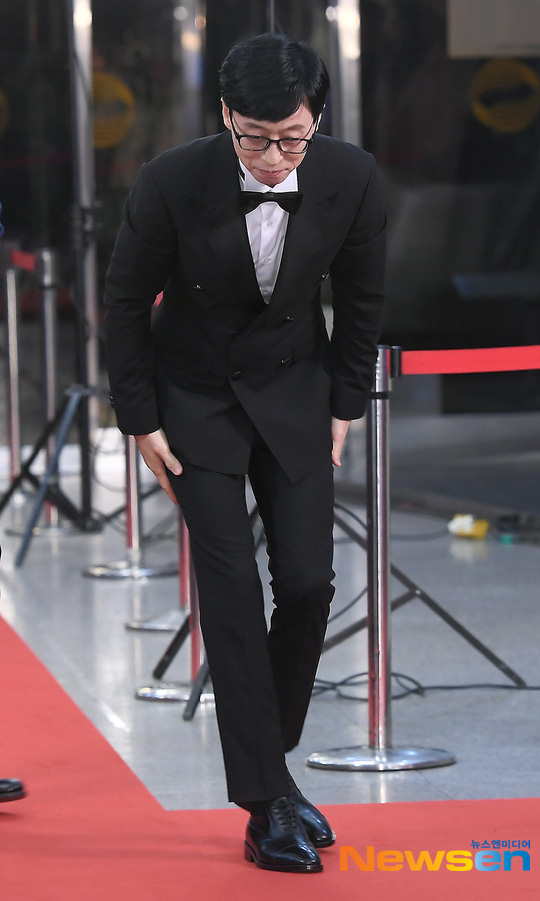 Thảm đỏ KBS Entertainment Awards: Yoo Jae Suk lộ diện hậu bê bối, mỹ nhân Vườn sao băng lấn át Apink và quân đoàn sao - Ảnh 2.