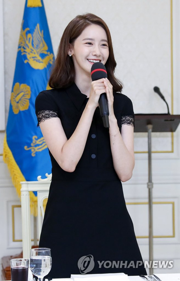 Dàn sao Hàn hiếm hoi dự sự kiện bên Tổng thống: Song Song và Yoona - Suzy mê hồn dù giản dị, BTS đúng là khác biệt! - Ảnh 6.