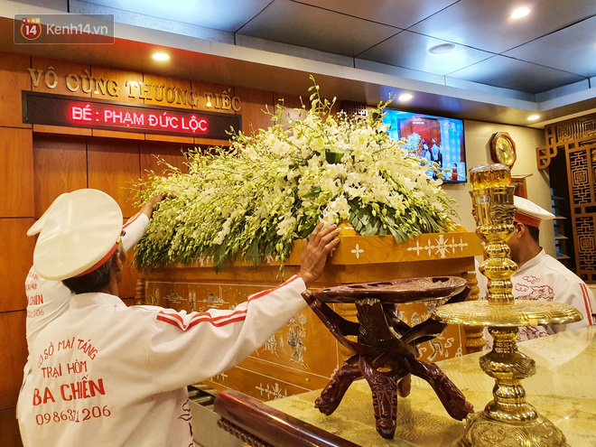 Nghẹn l&ograve;ng cảnh nhiều cha mẹ kh&oacute;c nức nở trong buổi tối tiễn đưa ch&uacute; l&iacute;nh ch&igrave; Phạm Đức Lộc về nơi an nghỉ cuối c&ugrave;ng - Ảnh 3.