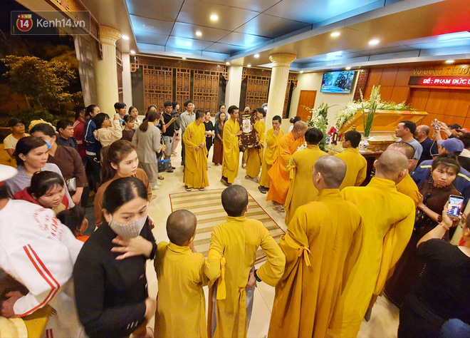 Nghẹn l&ograve;ng cảnh nhiều cha mẹ kh&oacute;c nức nở trong buổi tối tiễn đưa ch&uacute; l&iacute;nh ch&igrave; Phạm Đức Lộc về nơi an nghỉ cuối c&ugrave;ng - Ảnh 5.