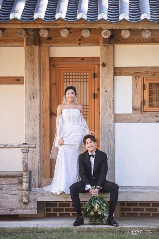 Hé lộ ảnh cưới em trai Kim Tae Hee với VĐV nhà YG: Chú rể đã soái, nhan sắc cô dâu còn gây bất ngờ hơn - Ảnh 6.