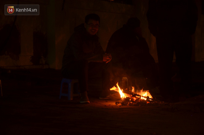 Người dân Hà Nội đốt lửa sưởi ấm trong đêm mưa phùn gió rét những ngày cuối năm - Ảnh 9.