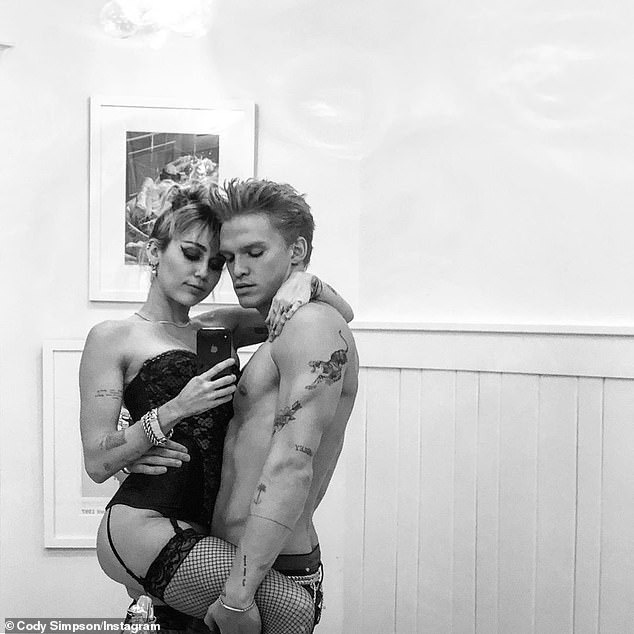 Cody Simpson sánh đôi cùng gái lạ, Miley Cyrus liền có động thái gây chú ý làm rộ tin đồn cả hai đã chính thức đường ai nấy đi? - Ảnh 5.