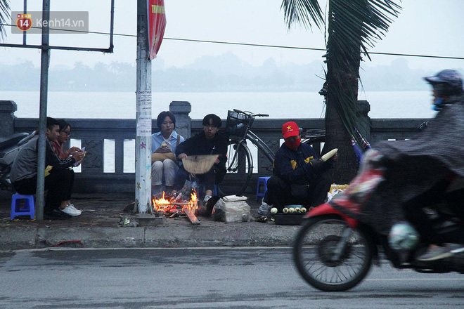 Người dân Hà Nội đốt lửa sưởi ấm trong đêm mưa phùn gió rét những ngày cuối năm - Ảnh 2.