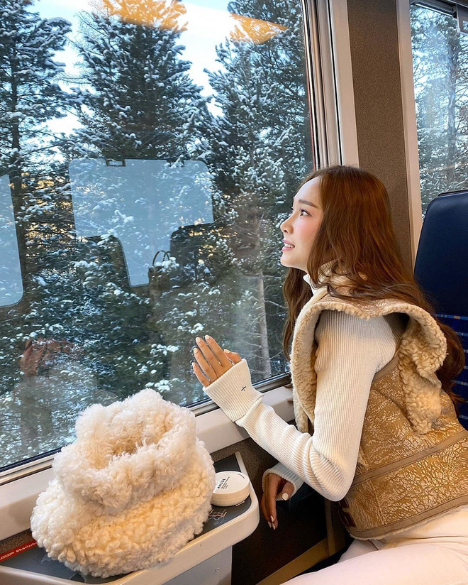 Mùa đông sang chảnh của công chúa băng giá Jessica ở trời Tây: Sáng check in view khủng, chiều trượt tuyết nhìn mà mê - Ảnh 2.