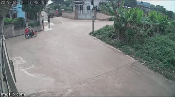 Clip: Chạy xe máy với tốc độ bàn thờ qua ngã tư và cú va chạm mạnh khiến nam thanh niên nằm sấp co giật giữa đường - Ảnh 2.