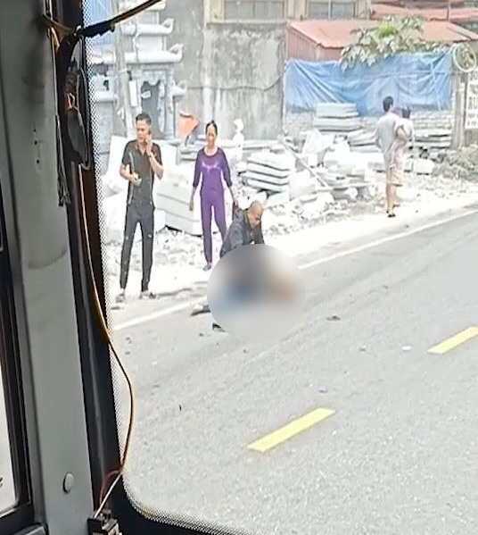 Nam Định: Xe Limousine va chạm kéo lê xe máy hàng chục mét, 1 người tử vong, 1 người nguy kịch  - Ảnh 2.