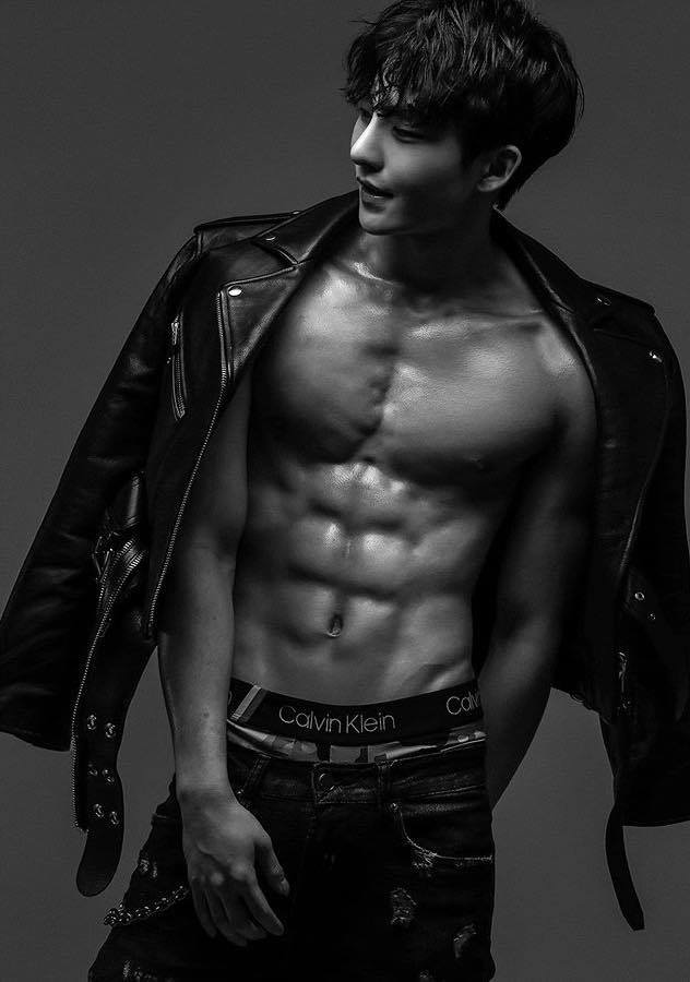 Nam idol v&ocirc; danh bỗng l&ecirc;n top t&igrave;m kiếm ngay khi lập Instagram chỉ nhờ m&agrave;n cởi trần khoe trọn body 6 m&uacute;i n&oacute;ng bỏng - Ảnh 2.