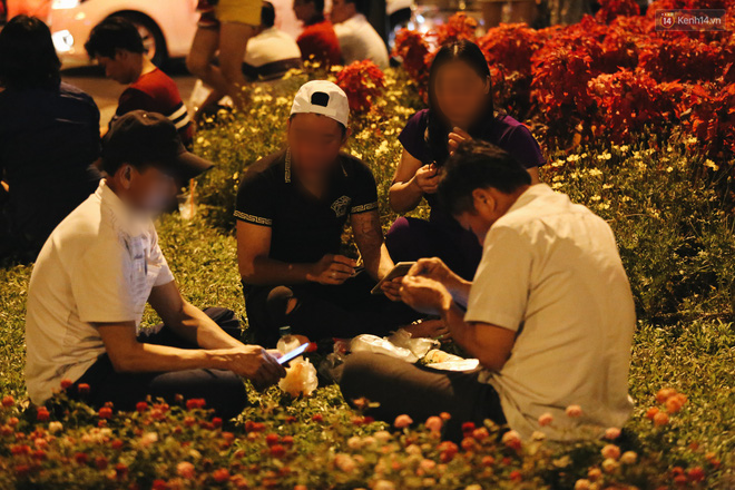 Bất chấp biển cấm, người dân vẫn giẫm đạp lên vườn hoa trước Nhà thờ Đức Bà trong đêm Noel ở Sài Gòn - Ảnh 8.