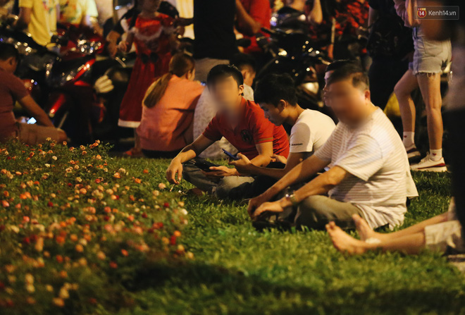 Bất chấp biển cấm, người dân vẫn giẫm đạp lên vườn hoa trước Nhà thờ Đức Bà trong đêm Noel ở Sài Gòn - Ảnh 11.