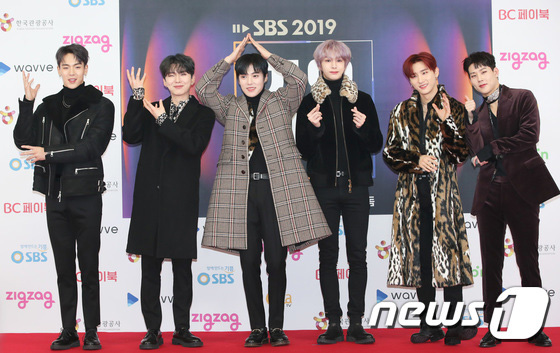 Siêu thảm đỏ SBS Gayo Daejun: BTS và GOT7 lồng lộn, TWICE và GFriend lột xác sexy, MAMAMOO xòe giữa quân đoàn idol - Ảnh 37.