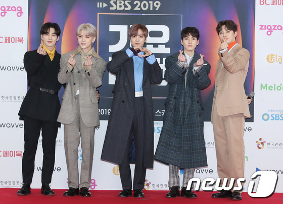 Siêu thảm đỏ SBS Gayo Daejun: BTS và GOT7 lồng lộn, TWICE và GFriend lột xác sexy, MAMAMOO xòe giữa quân đoàn idol - Ảnh 33.