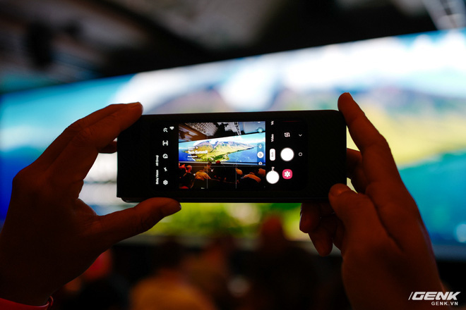 Đ&aacute;nh gi&aacute; chi tiết camera Galaxy Fold: M&agrave;n h&igrave;nh gập c&oacute; thể gi&uacute;p bạn chụp ảnh đẹp hơn - Ảnh 4.