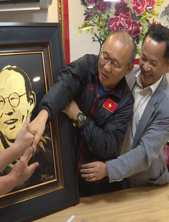 HLV Park Hang-seo dành thời gian thăm trường Hàn ngữ, đập tan tin đồn "khai trừ" trợ lý ngôn ngữ Lê Huy Khoa