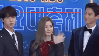 Fan đang chiến nhau cũng phải lụi tim với mối t&igrave;nh ngọt ng&agrave;o của Chanyeol v&agrave; Jin, biến Irene, Dahyun th&agrave;nh nữ phụ mờ nhạt! - Ảnh 3.