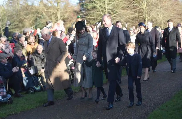 Bắt chước Công nương Kate hành lễ với Nữ hoàng Anh, Công chúa Charlotte được dân mạng khen hết lời vì quá đáng yêu - Ảnh 4.