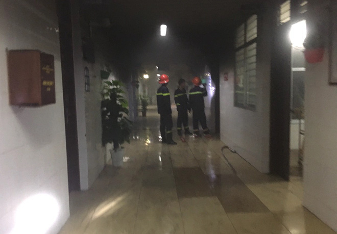 Vụ nam bệnh nhân đốt bệnh viện ở Nghệ An: Đối tượng lột quần áo nữ y tá đòi hiếp dâm - Ảnh 1.