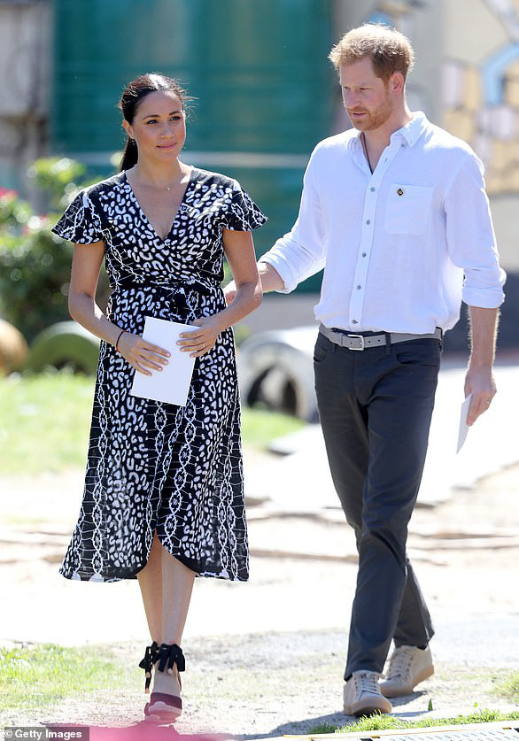 Năm 2019 Meghan Markle chi 6,7 tỉ mua quần &aacute;o, tiết kiệm 1/2 so với năm ngo&aacute;i nhưng vẫn c&oacute; bộ bị ch&ecirc; vừa đắt vừa xấu - Ảnh 5.