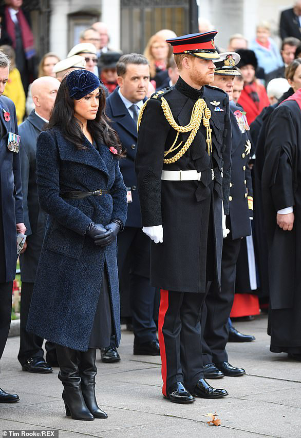 Năm 2019 Meghan Markle chi 6,7 tỉ mua quần áo, tiết kiệm 1/2 so với năm ngoái nhưng vẫn có bộ bị chê vừa đắt vừa xấu